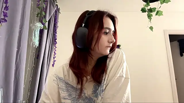 Snapshot of LunaMacky chatting on February 9, 2026, 12:41 am LunaMacky online show from February 9, 2026, 12:41 am