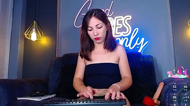 Snapshot of MIA_ROOUSE_ chatting on February 12, 2026, 1:44 pm MIA ROOUSE online show from February 12, 2026, 1:44 pm