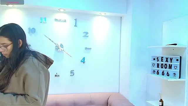 Luna Millers online show from February 12, 2026, 3:39 am