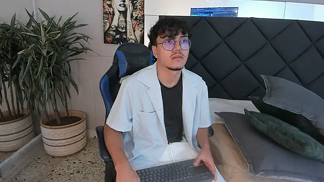 Snapshot of kai_storn chatting on February 27, 2026, 11:32 am kai storn online show from February 27, 2026, 11:32 am