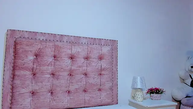 Jennifer Lee  online show from February 4, 2026, 10:05 pm