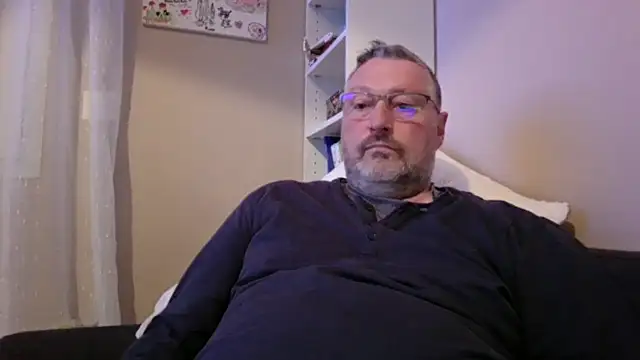 doudou310 online show from April 15, 2026, 3:56 am