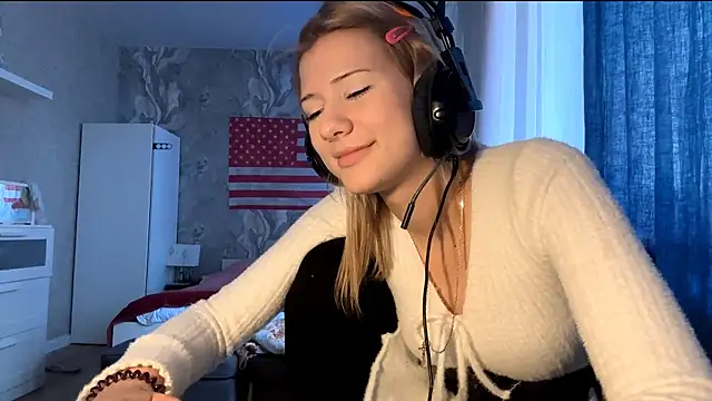 LadyFoxLove online show from February 27, 2026, 11:10 am