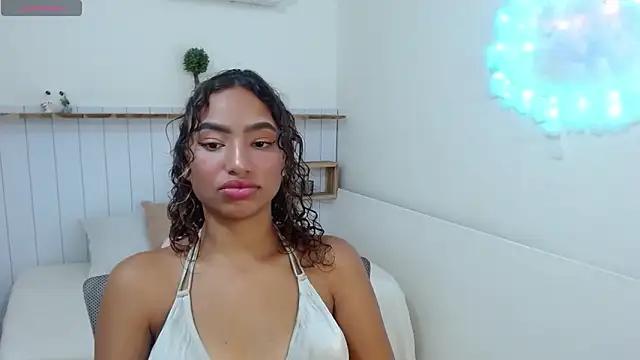 Mona Mistic online show from March 3, 2026, 7:43 pm