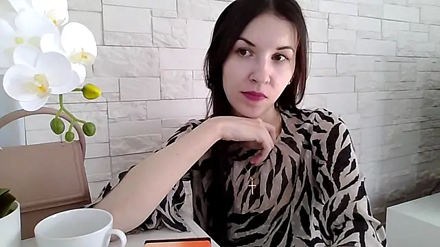 JuliaLovely online show from April 6, 2026, 1:45 pm