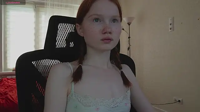 Snapshot of Nellie_baby chatting on June 19, 2026, 5:24 am Nellie baby online show from June 19, 2026, 5:24 am