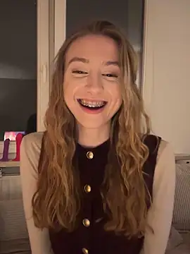 Snapshot of romyxxs chatting on February 4, 2026, 10:27 pm romyxxs online show from February 4, 2026, 10:27 pm