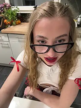 Snapshot of romyxxs chatting on March 12, 2026, 8:35 pm romyxxs online show from March 12, 2026, 8:35 pm