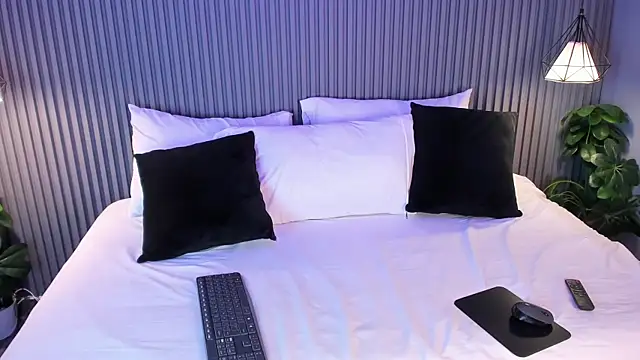 Yalezka  online show from April 9, 2026, 4:14 am