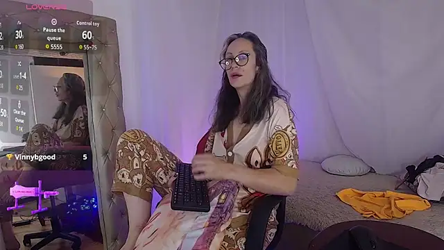 laurasofia45 online show from April 12, 2026, 11:41 pm