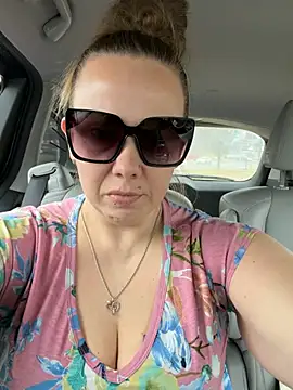 lickablelynn87 online show from February 19, 2026, 4:48 pm