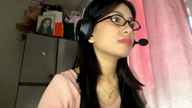 ConstancePorrini online show from February 19, 2026, 5:48 am