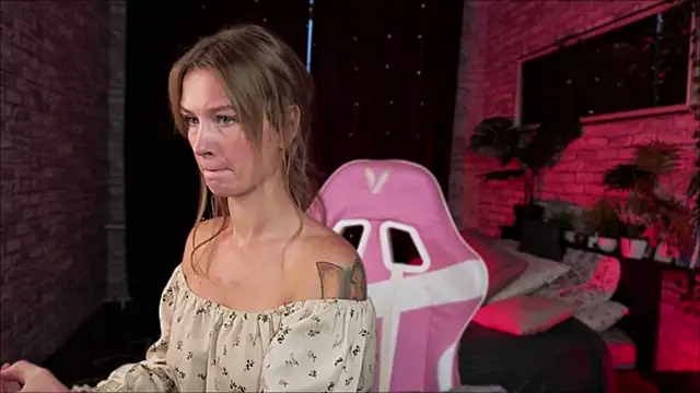 Snapshot of Crystal_Kris chatting on February 5, 2026, 5:58 am Crystal Kris online show from February 5, 2026, 5:58 am