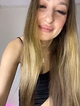 Alyxra online show from April 17, 2026, 6:38 am