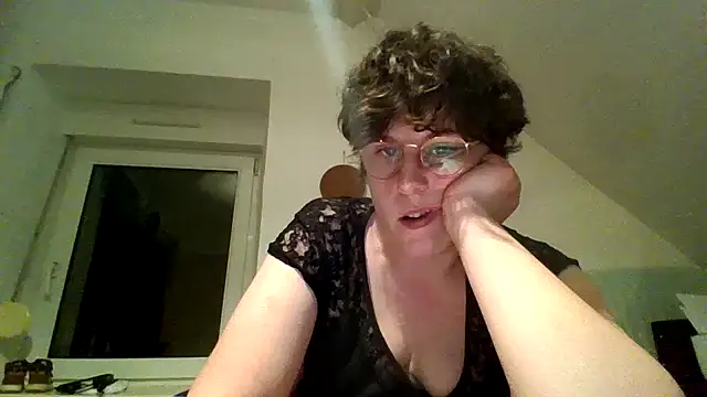 OIseauNoir88 online show from February 9, 2026, 8:51 pm