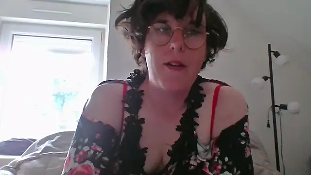 OIseauNoir88 online show from May 10, 2026, 7:34 am