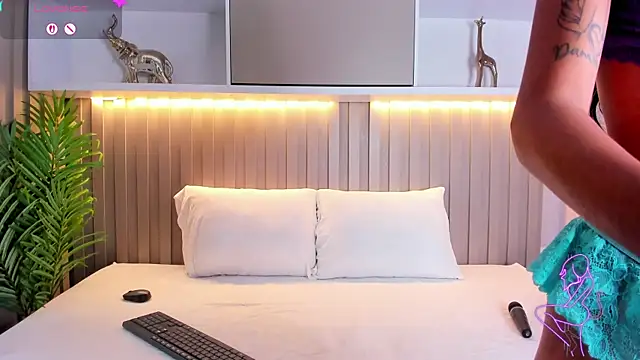 Snapshot of Zafiro11_ chatting on February 5, 2026, 3:57 am Zafiro11 online show from February 5, 2026, 3:57 am