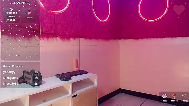 isabella vogue online show from February 27, 2026, 11:10 am