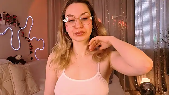 Snapshot of lusciousslily chatting on April 10, 2026, 4:41 am lusciousslily online show from April 10, 2026, 4:41 am