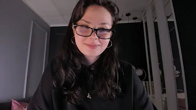 Maykinkya online show from April 15, 2026, 7:58 pm