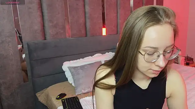 Snapshot of LillAlice chatting on February 5, 2026, 1:12 am LillAlice online show from February 5, 2026, 1:12 am