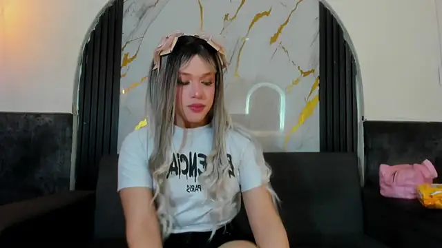 Snapshot of Cute_roxxxy chatting on February 7, 2026, 11:40 am Cute roxxxy online show from February 7, 2026, 11:40 am