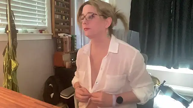 Snapshot of wetrainbows chatting on March 10, 2026, 4:44 pm wetrainbows online show from March 10, 2026, 4:44 pm