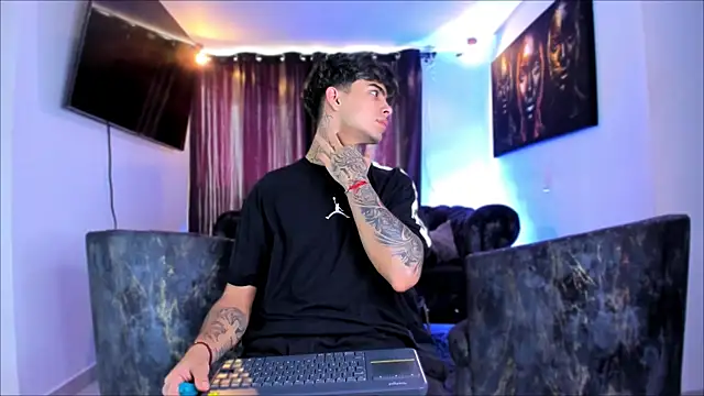 Snapshot of miguel_aguirre_ chatting on February 24, 2026, 1:01 pm miguel aguirre online show from February 24, 2026, 1:01 pm