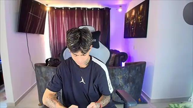 Snapshot of miguel_aguirre_ chatting on February 17, 2026, 12:57 pm miguel aguirre online show from February 17, 2026, 12:57 pm