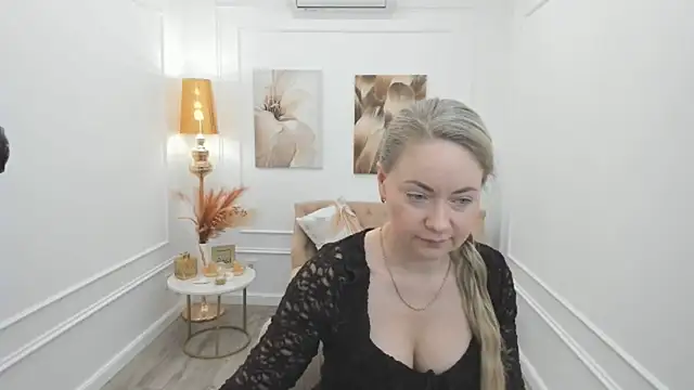 Snapshot of CharlotteKerti chatting on April 20, 2026, 11:24 am CharlotteKerti online show from April 20, 2026, 11:24 am