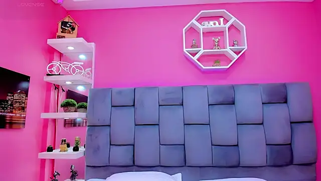 ManuelaJohnson online show from April 12, 2026, 12:41 pm