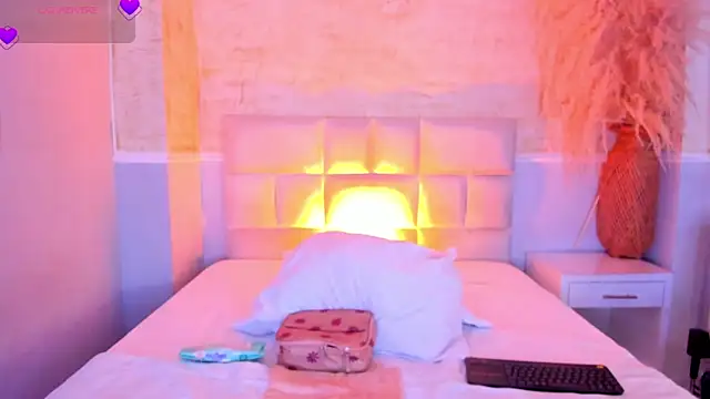 valeriekhaleesi online show from April 9, 2026, 8:15 pm