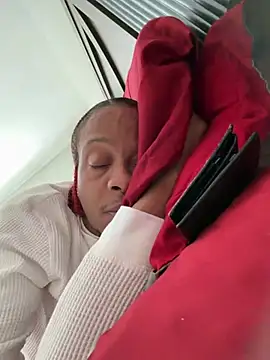 Snapshot of Suavea757 chatting on February 1, 2026, 7:01 pm Suavea757 online show from February 1, 2026, 7:01 pm