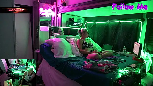 Katycouple69 online show from May 17, 2026, 7:58 pm