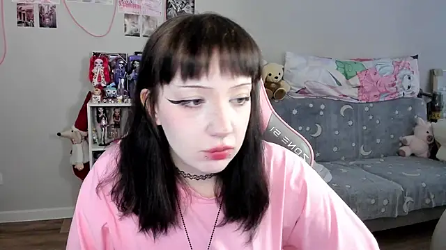 Snapshot of MollysLand chatting on June 1, 2026, 10:04 am MollysLand online show from June 1, 2026, 10:04 am