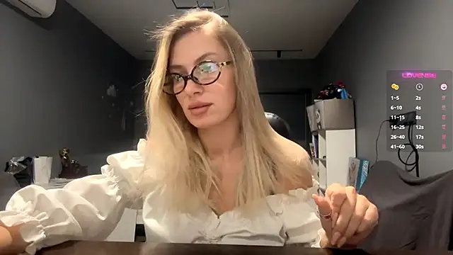 Snapshot of SoftnessMila chatting on February 11, 2026, 3:45 pm SoftnessMila online show from February 11, 2026, 3:45 pm