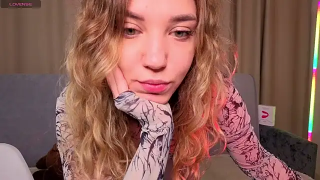 alice charm  online show from April 20, 2026, 2:58 am