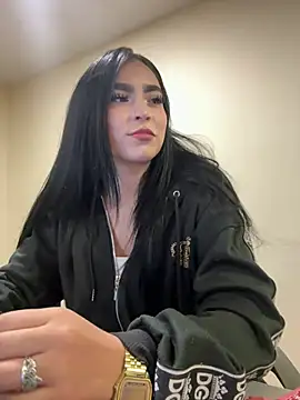 Sara Fernandez  online show from April 13, 2026, 1:59 pm