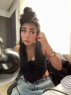 Snapshot of Sara_Fernandez_ chatting on February 13, 2026, 2:28 pm Sara Fernandez online show from February 13, 2026, 2:28 pm