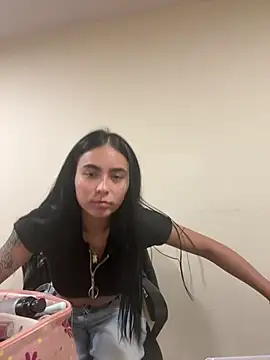 Sara Fernandez  online show from March 24, 2026, 5:24 pm