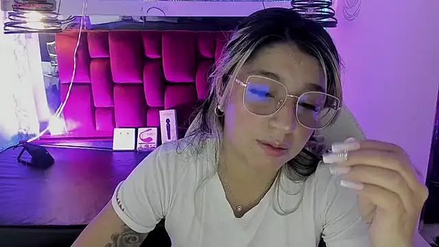 Dahiana Dmour  online show from May 12, 2026, 2:23 pm
