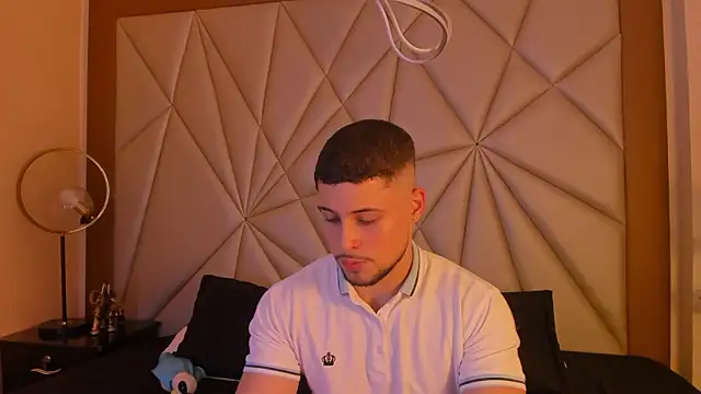 valenssio moretti online show from March 25, 2026, 3:39 am