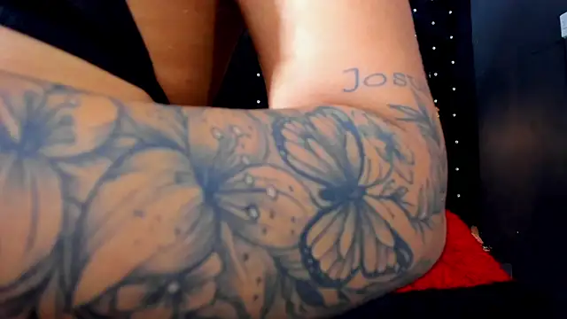 MiaWolton online show from April 17, 2026, 7:17 pm