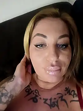 MiaMooly online show from February 6, 2026, 6:04 pm