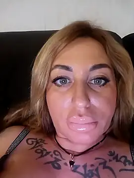 MiaMooly online show from December 1, 2025, 3:35 pm