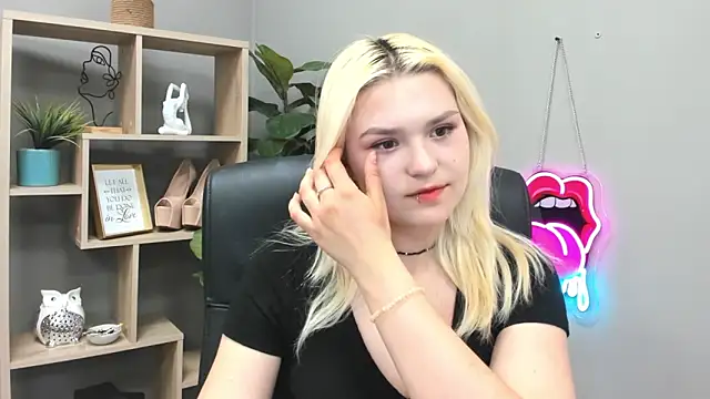 SweetLilyxo online show from June 2, 2026, 1:33 pm