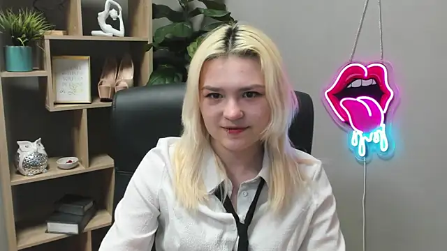 SweetLilyxo online show from March 12, 2026, 7:34 am