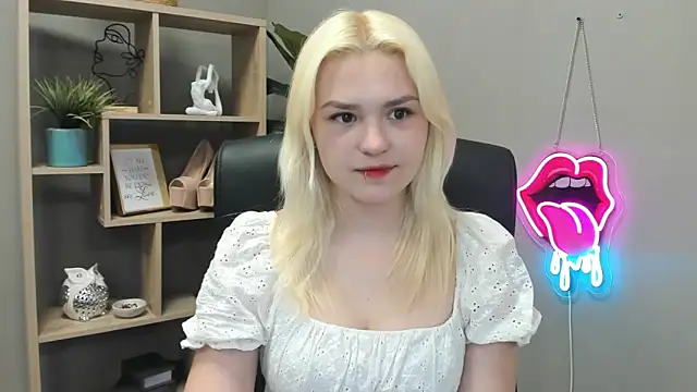 SweetLilyxo online show from May 13, 2026, 6:31 am