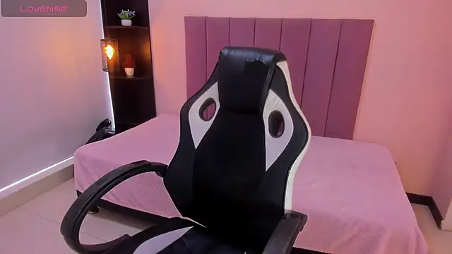 Snapshot of Raven_love chatting on February 12, 2026, 8:19 pm Raven love online show from February 12, 2026, 8:19 pm