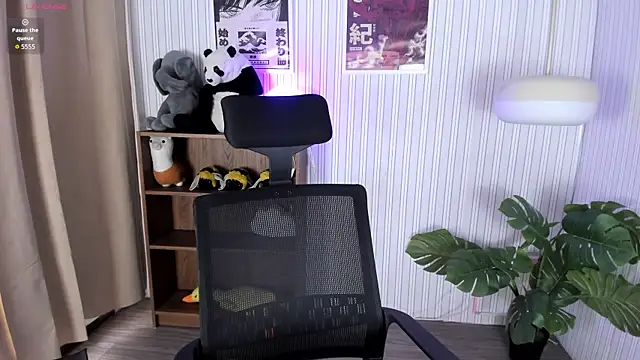 Laukyubey1 online show from April 13, 2026, 8:24 pm